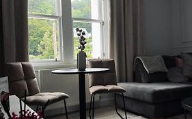 Modern 2-Bed Flat In Town Centre